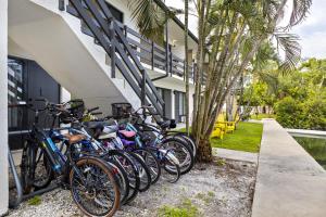 uma fila de bicicletas estacionadas ao lado de um edifício em Capri 107 em Marco Island