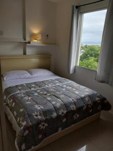 a bed in a bedroom with a window at Não é studio, apto espaçoso 70m, 2 quartos, sacada fechada, garagem e bem no centro in Florianópolis