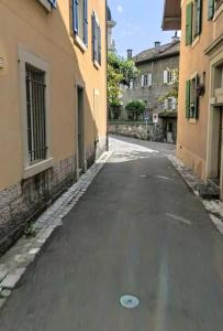 an empty street in an alley between two buildings at Chambre double Montreux centre vue lac in Montreux