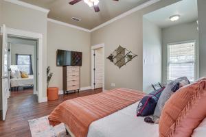 1 dormitorio con 1 cama y TV de pantalla plana en Centrally Located Abilene Home Near ACU and Downtown, en Abilene