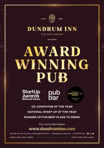 um cartaz para um pub vencedor procurado com um bilhete em The Dundrum Inn B&B em Dundrum