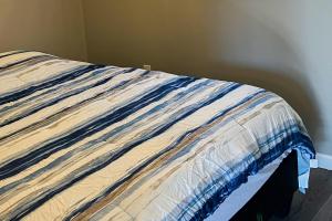 uma cama num canto de um quarto em Blue Haven 31 em Branson