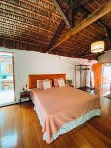 ein Schlafzimmer mit einem großen Bett in einem Zimmer in der Unterkunft Urca Hotel in Rio de Janeiro