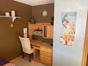 una oficina con escritorio y una foto de un pavo real en Healing / Spiritual Oasis en Otsego