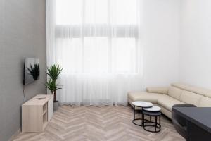 a living room with a couch and two stools at Appartement T2 - Roubaix Centre in Roubaix
