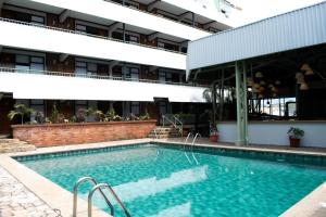 a swimming pool in front of a building at Soy Local San José in San José