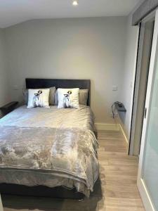 1 dormitorio con 1 cama con 2 almohadas de perros en Atlantic Sea View en Tralee