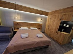 En eller flere senge i et værelse på Czarna Perła-Apartament 514