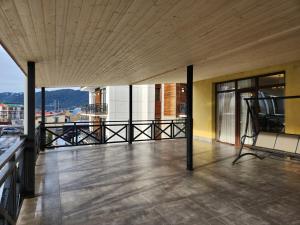 Svalir eða verönd á Snow King Hotel
