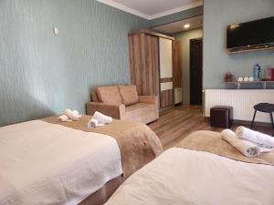 Rúm í herbergi á Snow King Hotel
