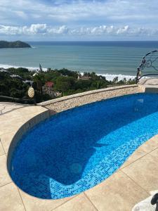 una gran piscina con vistas al océano en Alojamientos Alexa, en Sayulita