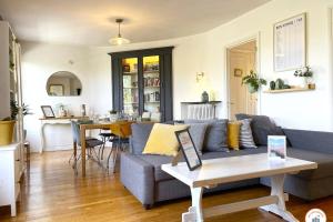 卡昂的住宿－Le Penthouse - Magnifique Vue - Standing，客厅配有沙发和桌子