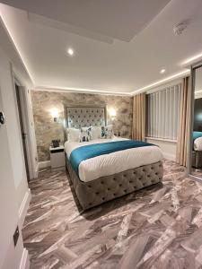 1 dormitorio grande con 1 cama grande. en Philharmonic Hotel, en Liverpool