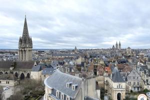 une vue aérienne sur une ville avec une cathédrale dans l'établissement Entre Ciel et Terre - Vue Magnifique - Loft, à Caen