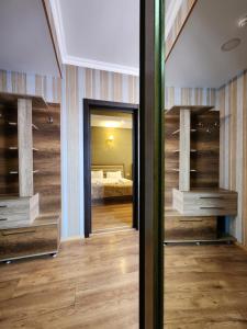 Rúm í herbergi á Snow King Hotel
