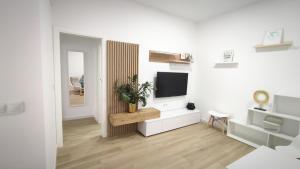 sala de estar con TV en una pared blanca en Apartamento Flor de Córdoba en Córdoba