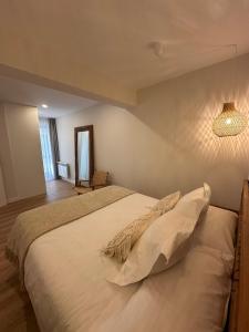 A bed or beds in a room at Outside Corner - Lavalle Apartamentos