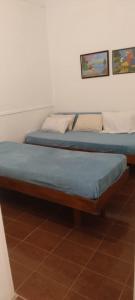 two beds sitting next to each other in a room at DEPARTAMENTO CON PATIO Y PARRILLA in Encarnación