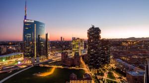 uitzicht op een stad in de nacht met gebouwen bij Isola Milano apartment in Milaan