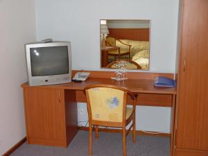 een bureau met een computer en een televisie. bij Hotel Galerie in Třeboň