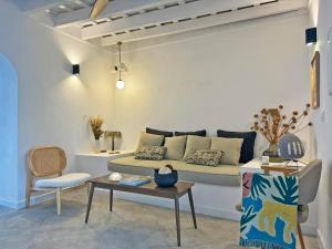 ein Wohnzimmer mit einem Sofa und einem Tisch in der Unterkunft Casa Leopoldo - Ole Solutions in Bornos