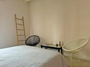 ボルノスにあるCasa Leopoldo - Ole Solutionsのベッドルーム1室(椅子2脚、テーブル1台、ベッド1台付)