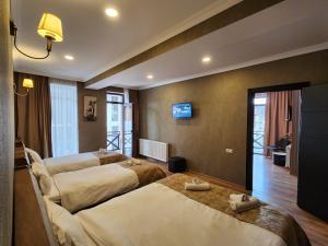 Rúm í herbergi á Snow King Hotel