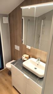 Un baño de Domek Silver Moon na skraju rzeki