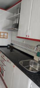 cocina con fregadero y encimera en Precioso piso con garaje en el centro de Castro Urdiales, en Castro Urdiales