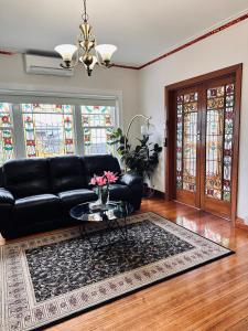 Gallery image of Handcrafted stained-glass cottage, free parking in Hobart