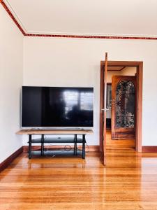En TV eller et underholdningssystem på Handcrafted stained-glass cottage, free parking