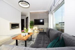 sala de estar con sofá y mesa en Apartament el sol, en Gąski