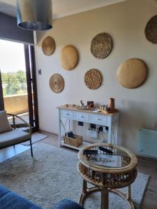 uma sala de estar com uma mesa e cestos na parede em Costanera Playa Villarrica em Villarrica