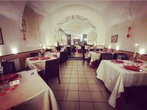 カストロヴィッラリにあるVilla Giulia Del Cavaliereの白いテーブルクロスのテーブル席のあるレストラン