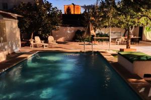 a swimming pool in the backyard of a house at El Cortijo de Palma in Villarejo de Salvanés