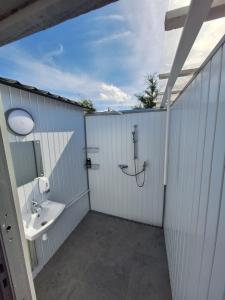 Baño blanco con lavabo y aseo en Chillout, en Smołdzino