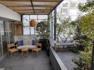 un patio con banco, mesa y sillas en Zamora Exclusive By Mr W, en Ciudad de México