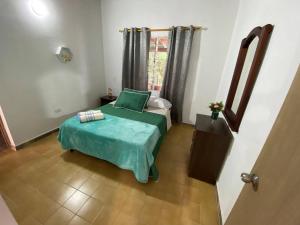 Cette petite chambre comprend un lit et une fenêtre. dans l'établissement Casa Finca San Nicolas, à Sabaneta