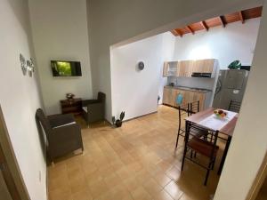 a living room with a table and a kitchen at Casa Finca San Nicolas in Sabaneta