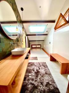 uma casa de banho com um lavatório e um espelho em Dream Beach Cumbuco Superior Oceanfront Apartments em Cumbuco
