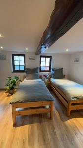 Een bed of bedden in een kamer bij Fachwerkhaus zum Hirsch
