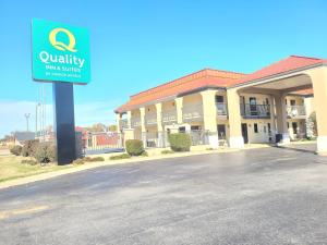 una vista de un hotel con un cartel delante en Quality Inn & Suites, en Dumas