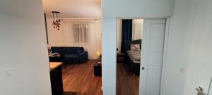 烏斯奇基的住宿－Dream House Naftowa，客厅和带沙发的房间的景色