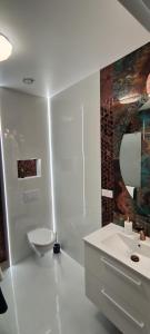 烏斯奇基的住宿－Dream House Naftowa，白色的浴室设有卫生间和水槽。