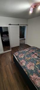 烏斯奇基的住宿－Dream House Naftowa，一间卧室配有一张带花卉床罩的床