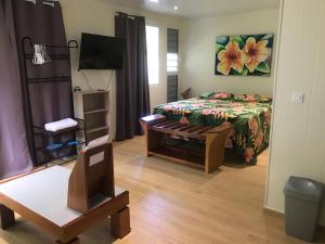 1 dormitorio con 1 cama, 1 mesa y 1 silla en FARE TITAINA en Hauru