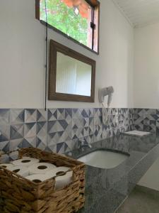 uma casa de banho com um lavatório e um espelho em Lostpoint Home em Monte Alto