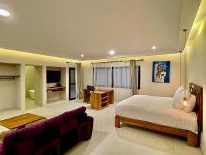 1 dormitorio grande con 1 cama y 1 sofá en Le Kentia en Lomé