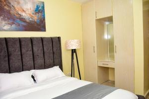 Postel nebo postele na pokoji v ubytování Stylish 2 bedroom in Kitale Fully Furnished at 360 Luxury