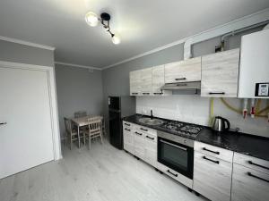 Sânzâiana House 3的厨房或小厨房